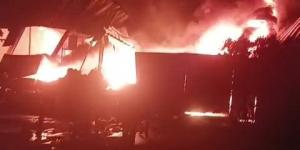 الدفع بـ 15 سيارة إطفاء للسيطرة على حريق في مصنع سلك بالقناطر .. صور - لايف نيوز