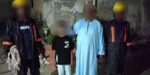 إنقاذ طفل سقط في بالوعة صرف صحي بالبحر الأحمر - لايف نيوز