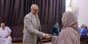 محافظ القليوبية يقدم التهنئة للمسنين ويقدم لهم الهدايا والورود فى أولى أيام عيد الأضحى  المبارك - لايف نيوز