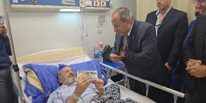 من جيبه الشخصي.. محافظ بورسعيد يعيد على الكبير والصغير - لايف نيوز