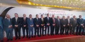 أحزاب القائمة الوطنية يلتقطون صورة جماعية قبل الاجتماع التنسيقي لخوض انتخابات مجلس الشيوخ - لايف نيوز