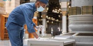 (2,700) لتر من المعقمات لتطهير المسجد النبوي لاستقبال المصلين الجمعة - لايف نيوز