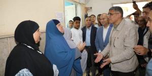 محافظ الجيزة يتفقد مستشفى مبارك بمنشاة القناطر لمتابعة انتظام العمل - لايف نيوز