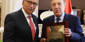 المستشار بولس فهمي يهنئ رئيس محكمة النقض بمناسبة توليه منصبه الجديد - لايف نيوز
