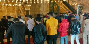 ما هو حد المرور أمام المصلي؟.. مجمع البحوث الإسلامية يكشف - لايف نيوز