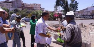 تكريم عمال النظافة بدمياط وتوزيع شنط غذائية عليهم - لايف نيوز