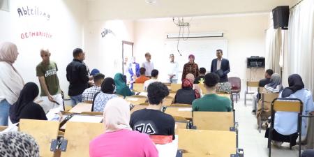 جولة تفقدية لرئيس جامعة الأقصر لمتابعة سير الامتحانات بكلية الألسن - لايف نيوز