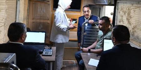 مدبولي يتفقد سيارات القوافل الخدمية بالبحيرة - لايف نيوز