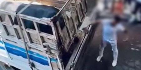 معندوش رحمه.. القبض على جزار ذب.ح ماشية على سيارة بطريقة مخالفة| فيديو - لايف نيوز