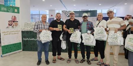 الشؤون الإسلامية توزع هدية خادم الحرمين الشريفين من المصاحف على الحجاج المغادرين عبر منفذ حالة عمار - لايف نيوز