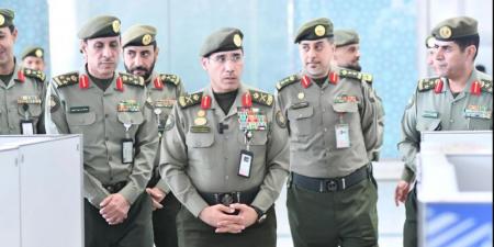اللواء المربع يقف على الخدمات المقدمة لضيوف الرحمن في جوازات مطار المدينة المنورة - لايف نيوز