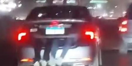 قاعدين في الشنطة.. القبض على صاحب سيارة عرض حياة أطفاله للخطر بالبساتين - لايف نيوز