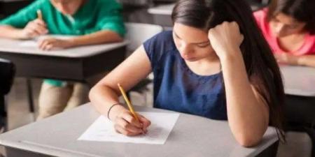 توضيح عاجل بشأن امتحاني الكيمياء والجغرافيا المقرر توزيعهما غدا بلجان الثانوية العامة - لايف نيوز