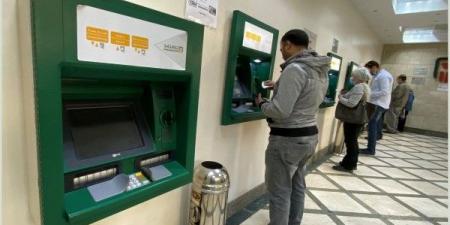 المواطنون يواجهون صعوبة الوصول للخدمات المصرفية بعد حريق سنترال رمسيس - لايف نيوز