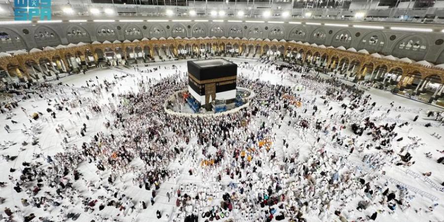 رفع كسوة الكعبة المشرفة استعدادًا لموسم حج (1446هـ) - لايف نيوز