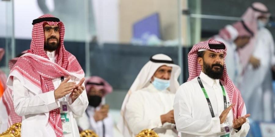الحائلي وكعكي يُكافئان لاعبي الاتحاد عقب التتويج بالدوري - لايف نيوز
