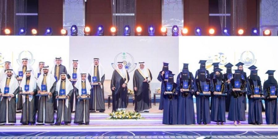 أمير منطقة تبوك يرعى حفل جائزة سموه للتفوق العلمي والتميز في عامها الـ 38 - لايف نيوز
