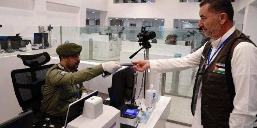 جوازات منفذ حالة عمار تستقبل ضيوف الرحمن القادمين من الأردن - لايف نيوز