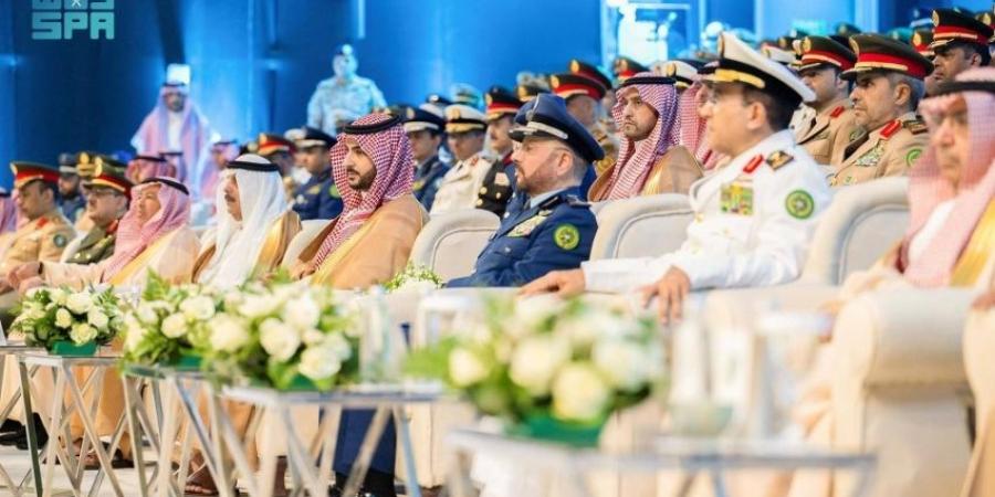 خالد بن سلمان يرعى حفل تخريج دارسي جامعة الدفاع الوطني بوزارة الدفاع - لايف نيوز