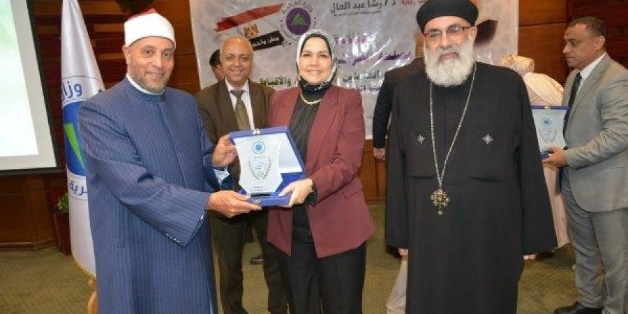 الضرائب تكرم العاملين الفائزين بالمسابقات الدينية دعمًا للوحدة الوطنية - لايف نيوز