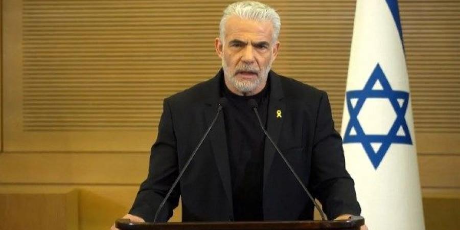 من تحت الطاولة.. لابيد: نتنياهو يسلح جماعات مرتبطة بداعـ ش في غزة - لايف نيوز