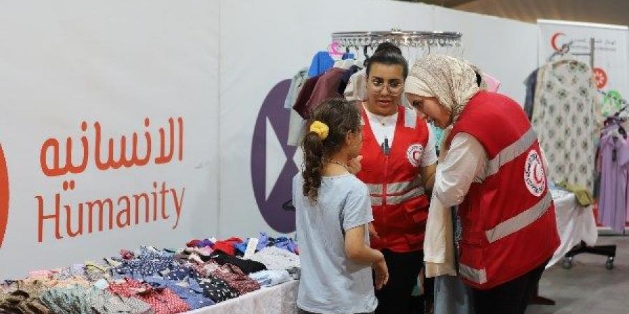 الهلال الأحمر  المصري يوزع ملابس العيد على أطفال الأسر الفلسطينية والمصرية - لايف نيوز