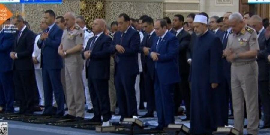 الرئيس السيسي يقبل رأس أحمد عمر هاشم أثناء صلاة عيد الأضحى - لايف نيوز