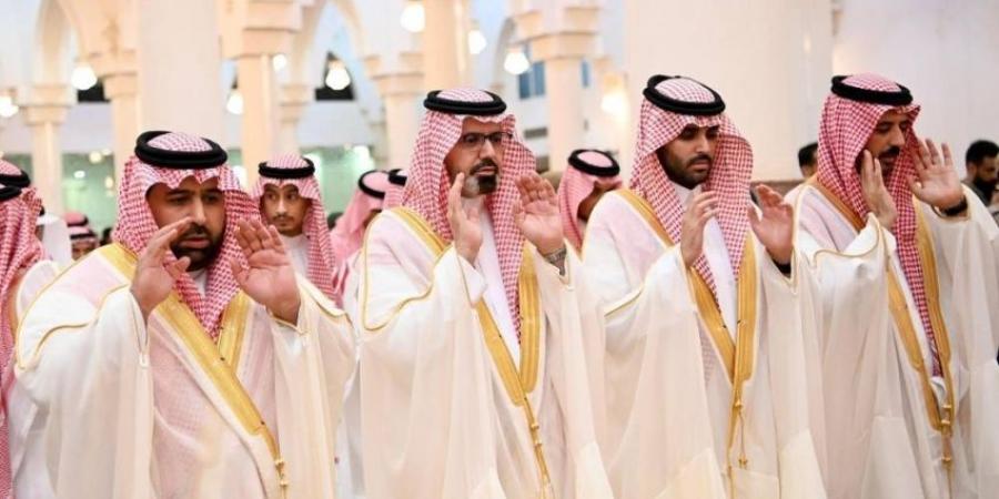 أمير منطقة جازان ونائبه يؤديان صلاة عيد الأضحى - لايف نيوز