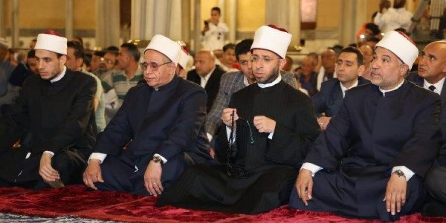 وزير الأوقاف يشهد صلاة الجمعة بمسجد سيدنا الإمام الحسين بالقاهرة - لايف نيوز