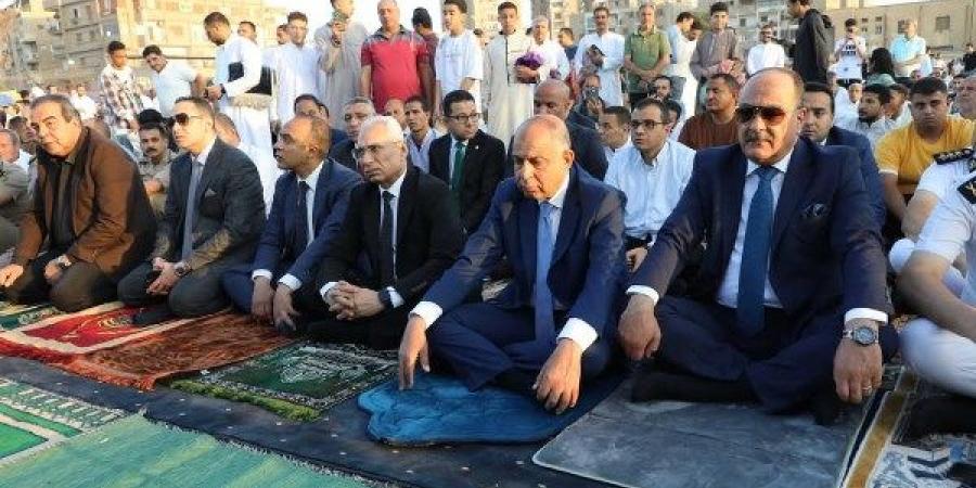 محافظ المنيا يؤدي صلاة عيد الأضحى وسط جموع المواطنين بـ كورنيش النيل - لايف نيوز