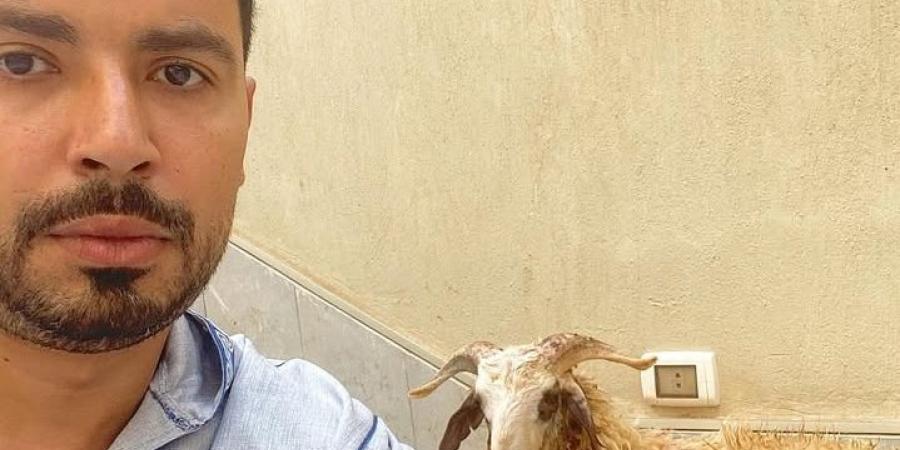 محمد أنور يهنئ جمهوره بالعيد بطريقة كوميدية - لايف نيوز