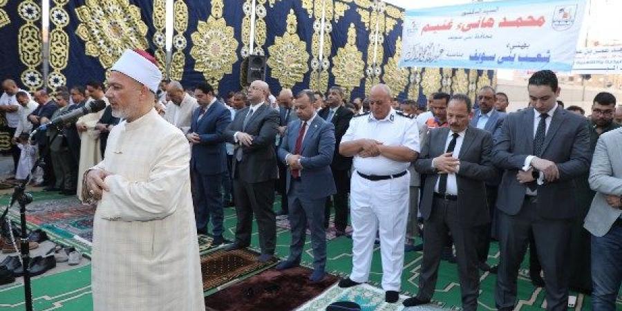 محافظ بني سويف يهنئ المواطنين بالعيد من ساحة مسجد عمر بن عبدالعزيز - لايف نيوز