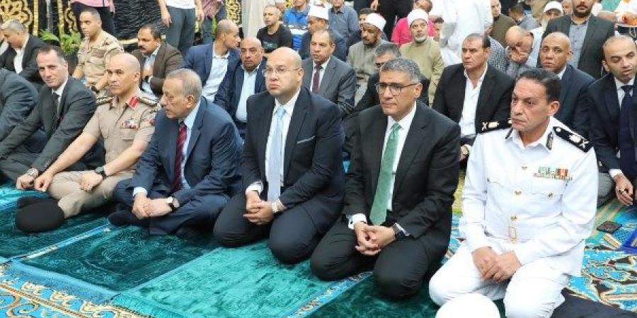 محافظ الجيزة يؤدي صلاة عيد الأضحى المبارك بساحة مسجد مصطفى محمود - لايف نيوز