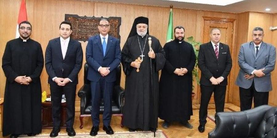 الأنبا توماس يهنئ محافظ الفيوم بعيد الأضحى المبارك - لايف نيوز