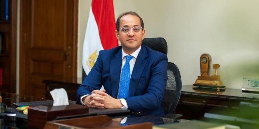 فاضل أيام | وزير المالية يزف بشرى للموظفين - لايف نيوز