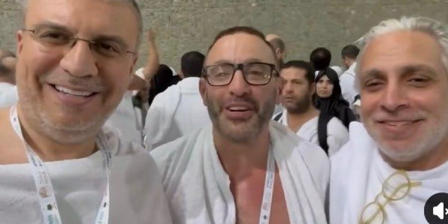 عمرو الليثي يؤدي مناسك الحج برفقة أحمد السقا و طارق مخلوف - لايف نيوز
