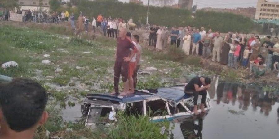 مصرع 7 أشخاص في انقلاب ميكروباص في الدقهلية - لايف نيوز