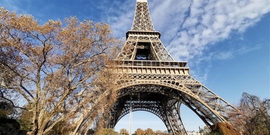 شاهد | حان الوقت لأطير.. خياط فرنسي يسقط من برج إيفل في محاولة للطيران - لايف نيوز