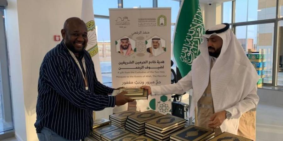 أول القادمين وآخر المغادرين حاج سوداني يختتم رحلته للحج عبر منفذ الرقعي - لايف نيوز