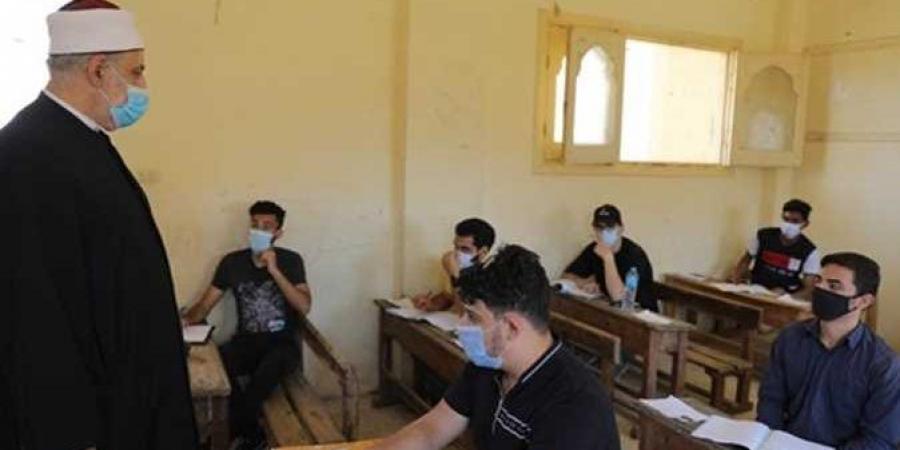لحظة دخول طلاب العلمي لجان امتحانات الفيزياء بالثانوية الأزهرية - لايف نيوز