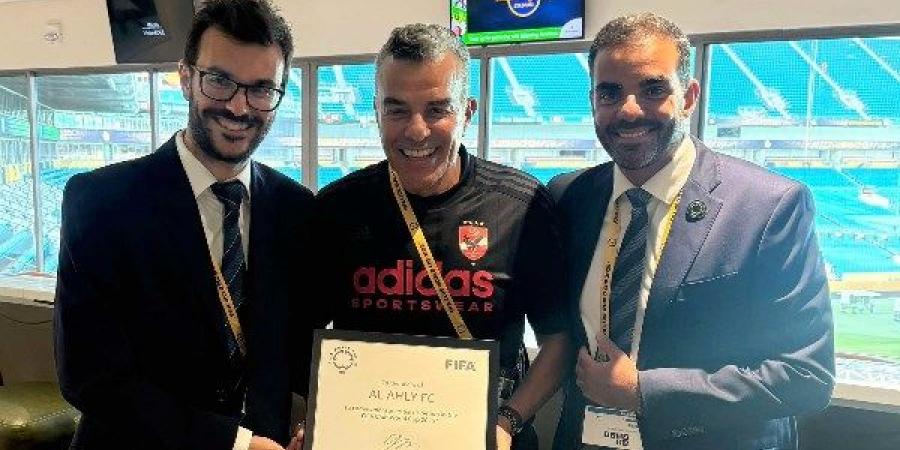 خالد مرتجى يتسلم شهادة مشاركة الأهلي للمرة العاشرة في مونديال الأندية - لايف نيوز