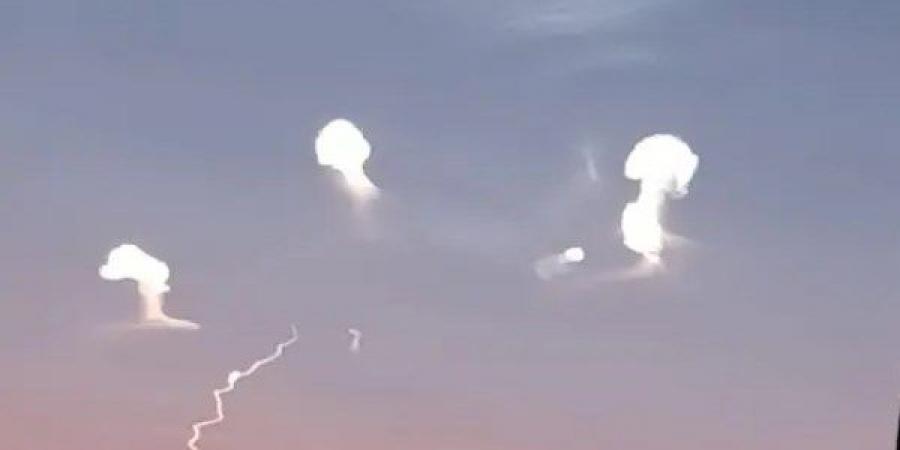 صواريخ تُطلق وآثار تبقى.. سر ظهور خطوط بيضاء وسحب مضيئة في سماء مصر - لايف نيوز