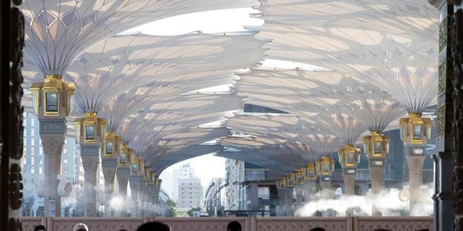 مظلات المسجد النبوي.. تهيئة بيئة آمنة ومريحة للمصلين - لايف نيوز
