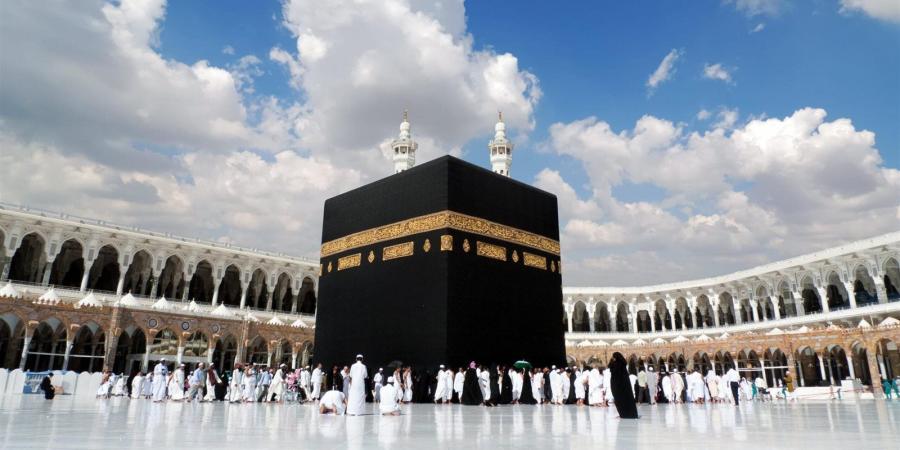 لمست الكعبة أثناء الإحرام ويدي تعطرت فما الحكم؟.. الأزهر يجيب - لايف نيوز