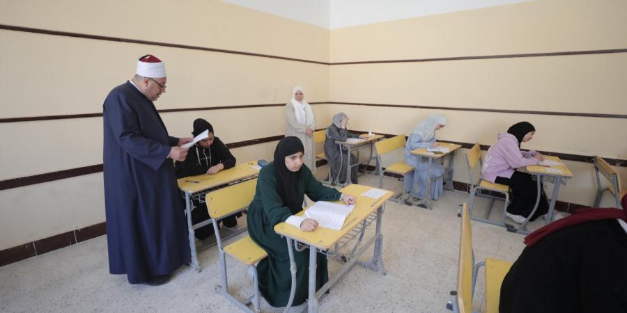 رئيس قطاع المعاهد الأزهرية يتفقّد لجنة امتحانات طلاب فلسطين ويحثّهم على الاجتهاد خدمة لدينهم ووطنهم‏ - لايف نيوز