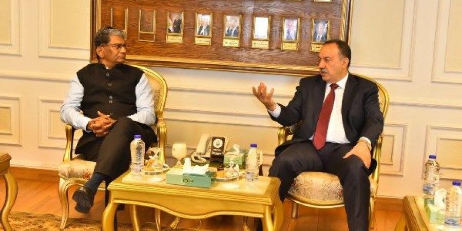 محافظ أسيوط وسفير الهند يزوران المنطقة التكنولوجية ويتفقدان واحة سيليكون ومركز خدمة العملاء - لايف نيوز