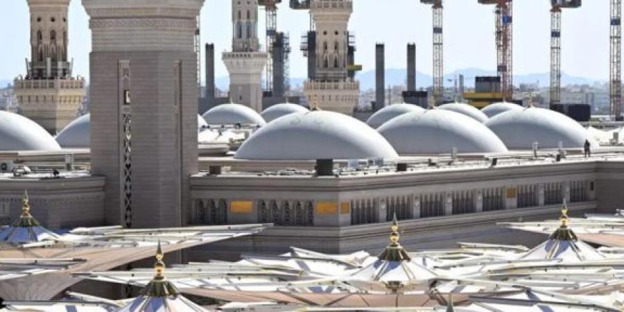 القباب المتحركة تحفة معمارية تزيّن المسجد النبوي - لايف نيوز