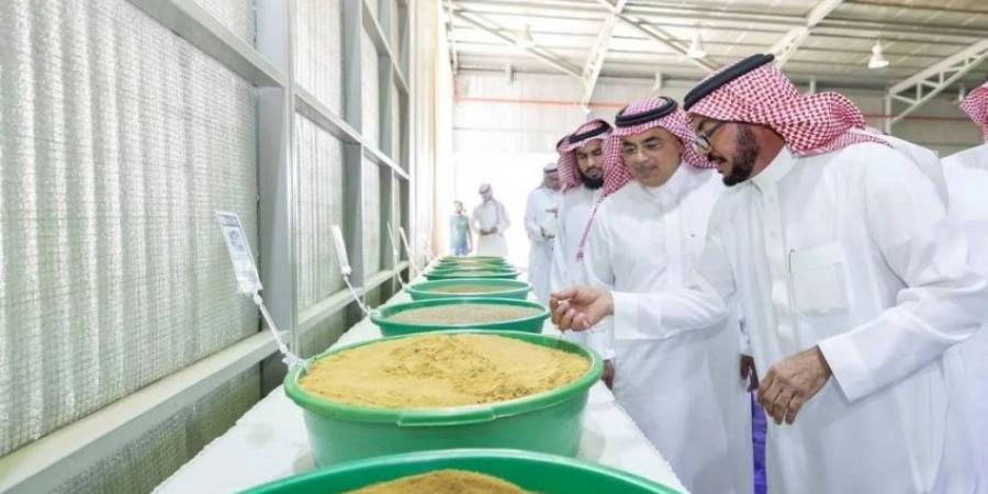 نائب وزير الصناعة والثروة المعدنية يلتقي المستثمرين في غرفة بريدة ويزور عدة منشآت صناعية - لايف نيوز