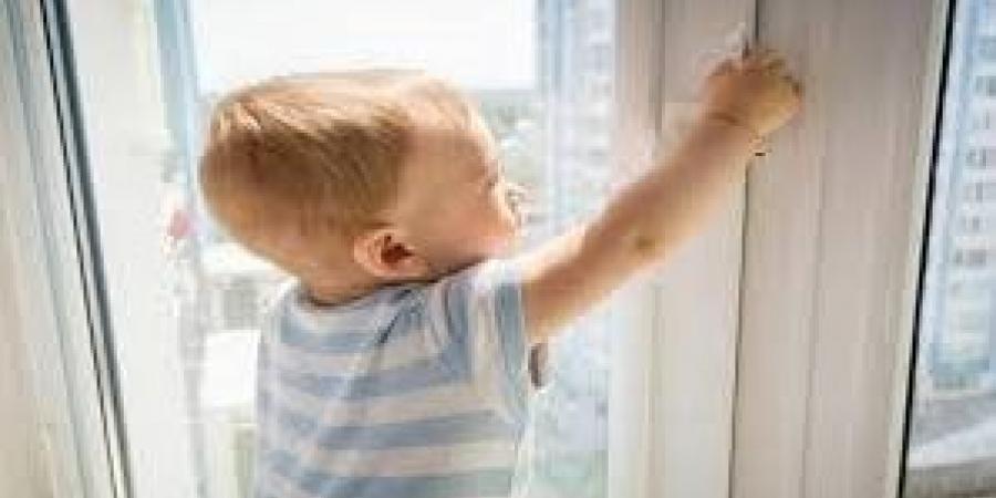 كان بيلعب.. ملابسات مصرع طفل سقط من شرفة سقته بأكتوبر - لايف نيوز