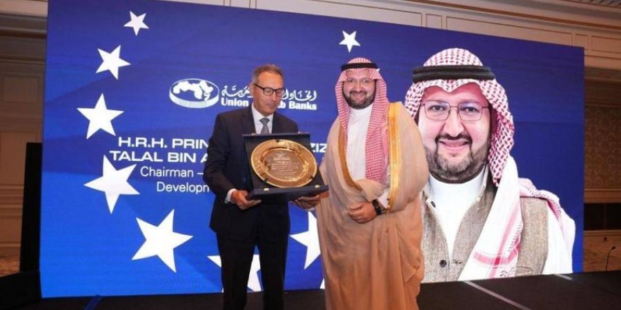الأمير عبدالعزيز بن طلال يتسلم “جائزة الرؤية القيادية” في باريس - لايف نيوز